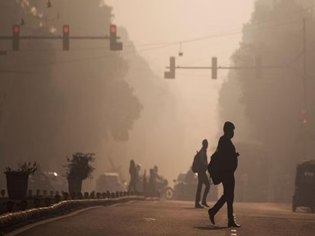 Air Pollution: प्रदूषणानं जीवघेणी पातळी गाठताच GRAP-4 लागू; शाळांमध्ये येऊ नका... विद्यार्थ्यांना सूचना  title=