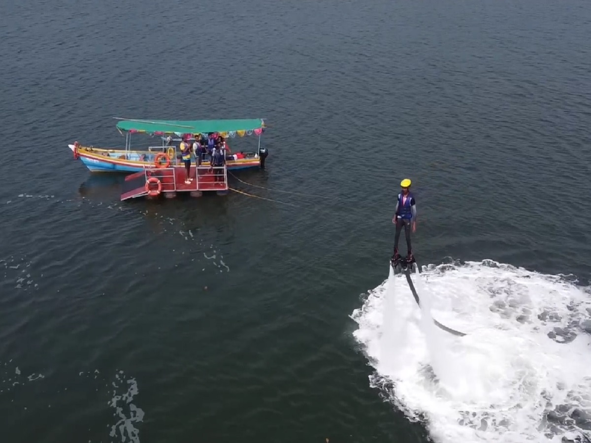 महाराष्ट्रातील एकमेव ठिकाण जिथं अनुभवता येतो Fly Boarding चा थरार! व्हिडिओत दिसतो तितका सोपा नाही हा खेळ     title=