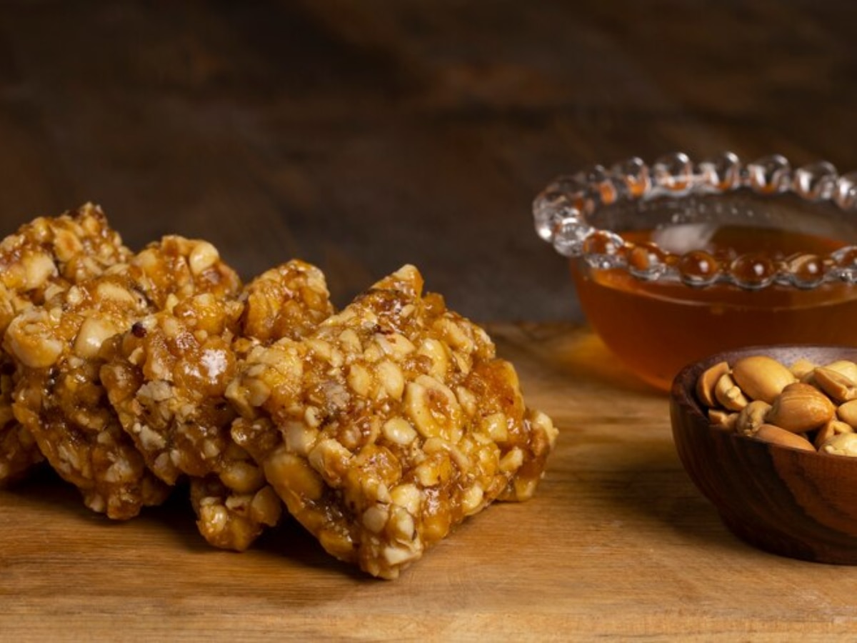 Peanut Chikki Recipe: हिवाळ्यात आवर्जून खा शेंगदाणा-गुळाची चिक्की, झटपट तयार होणारी रेसिपी जाणून घ्या  title=