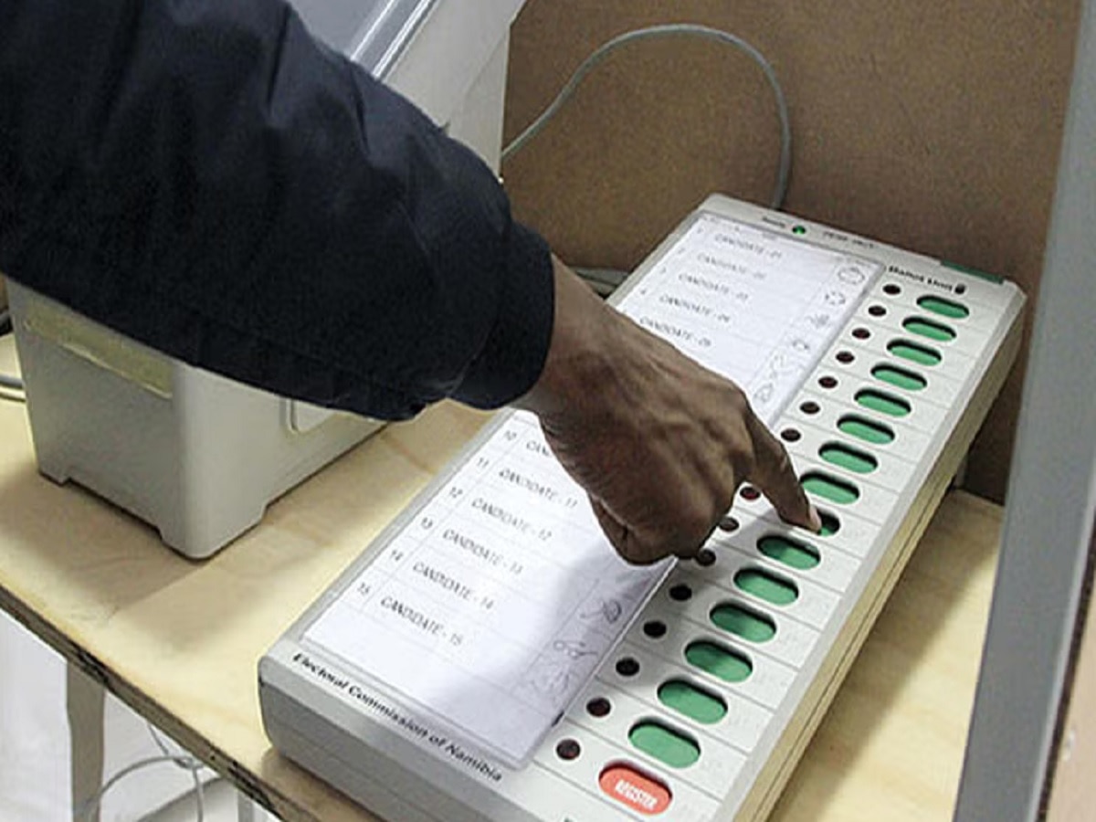 मतदानासाठी EVM मशिनचं बटन दाबलं आणि थोड्याच वेळात मृत्यू झाला; महाराष्ट्रातील धक्कादायक घटना