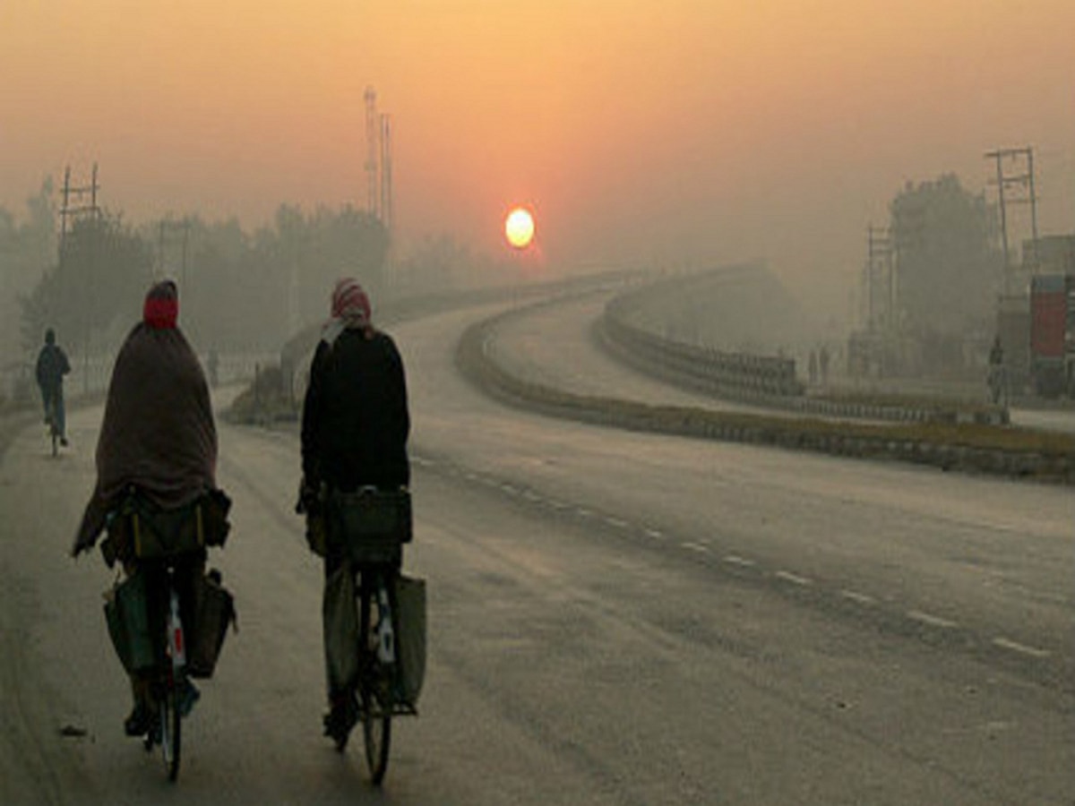 महाराष्ट्रातील निच्चांकी तापमान 10 अंशांवर; अर्ध्याहून अधिक राज्य गारठलं, मुंबईत काय स्थिती?  title=