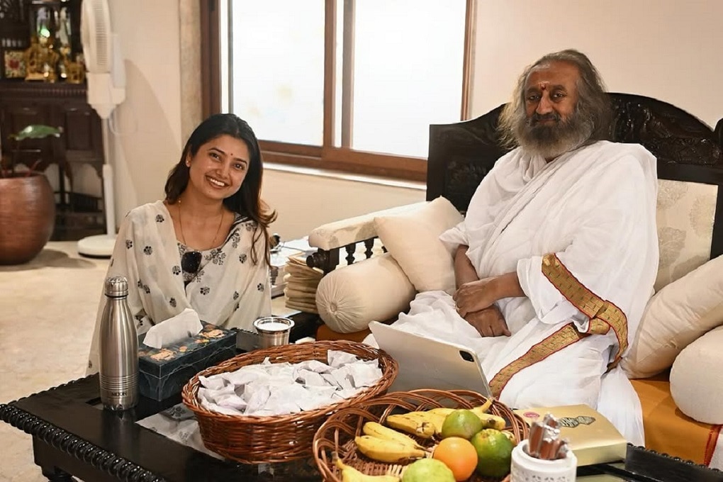 phulawanti fame actress meets spiritual guru Sri Sri Ravishankar shares photos 