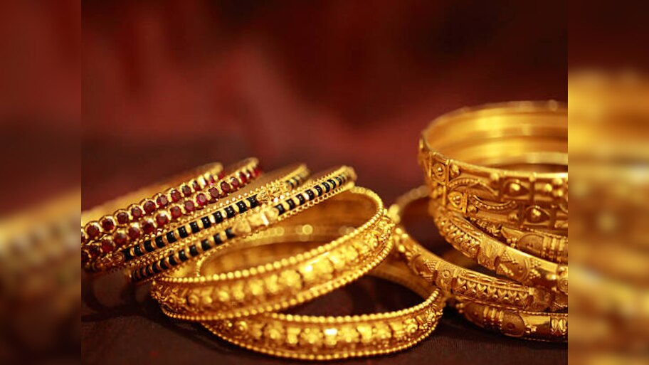 Gold Rate : सोनं खरेदीची सुवर्णसंधी! ऑल टाइम हायपेक्षा 4000 रुपयांनी स्वस्त झालं सोनं, चांदीचा काय भाव?