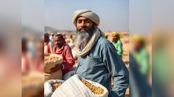 शेतकऱ्याचा पेहराव करून रांगेत थांबलेली ही व्यक्ती कोण? ओळख पटताच सर्वांनी ठोकला सलाम
