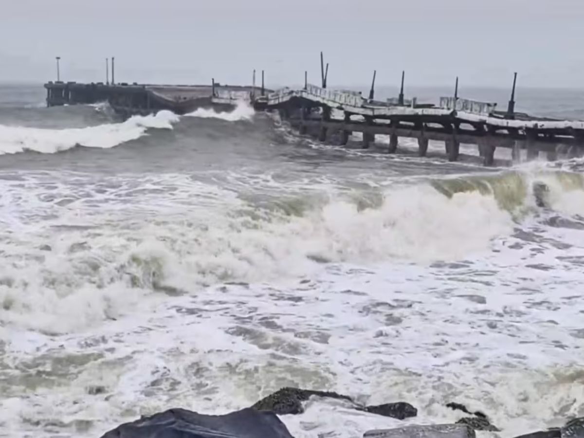 Fengal Cyclone Photos: पूर्व किनारपट्टीवर हाहाकार; विमान उड्डाण थांबवली ...