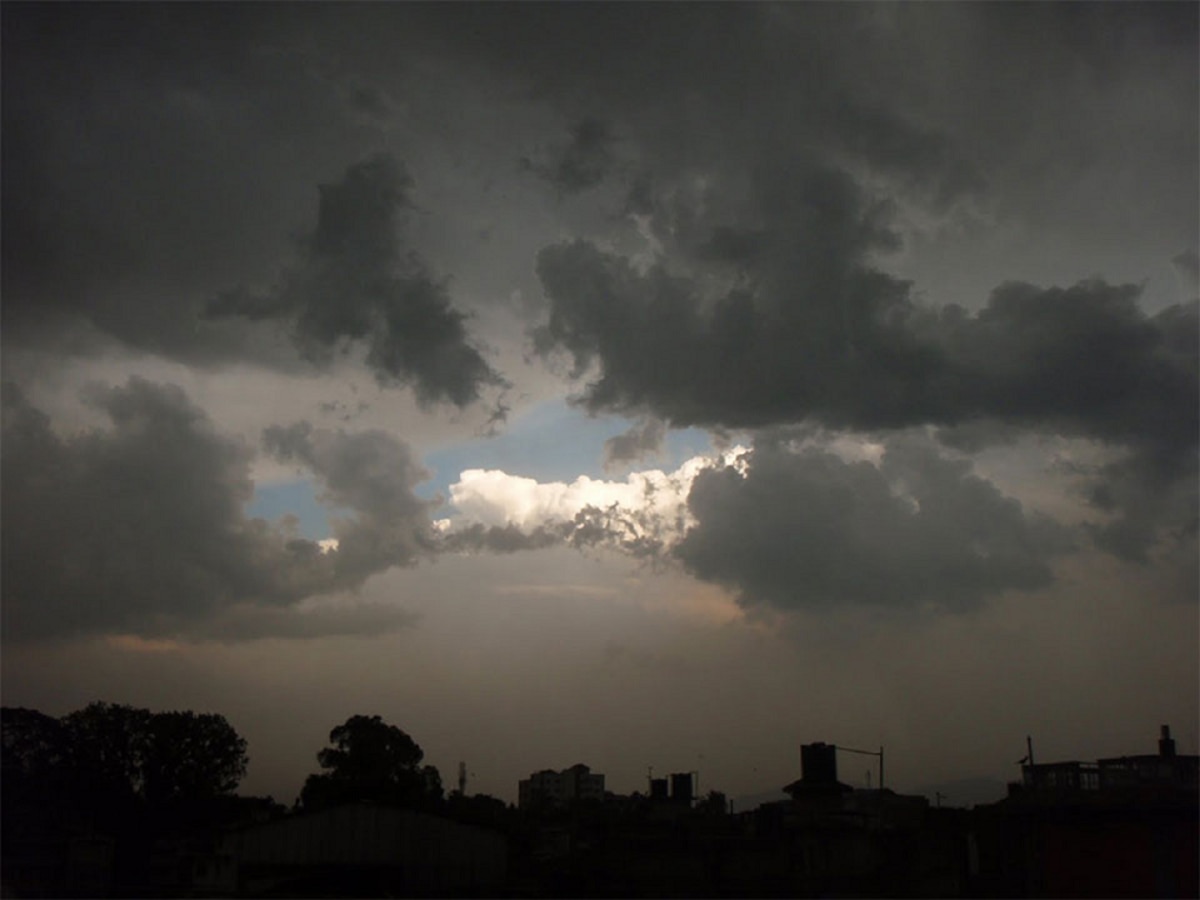 Maharashtra Weather News : गार वाऱ्यांची दिशा बदलताच राज्यात पुन्हा पावसाचा अंदाज; राज्यात कोणत्या भागावर ढगांची चादर? title=