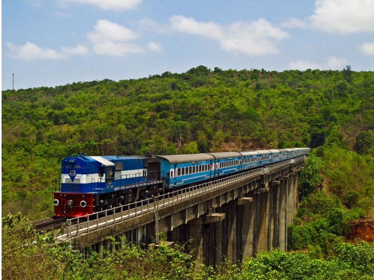 आता रेल्वेत प्रवाशांना मिळणार दर्जेदार पदार्थ; कोकण रेल्वे देणार ब्रँडेड पॅकेज title=