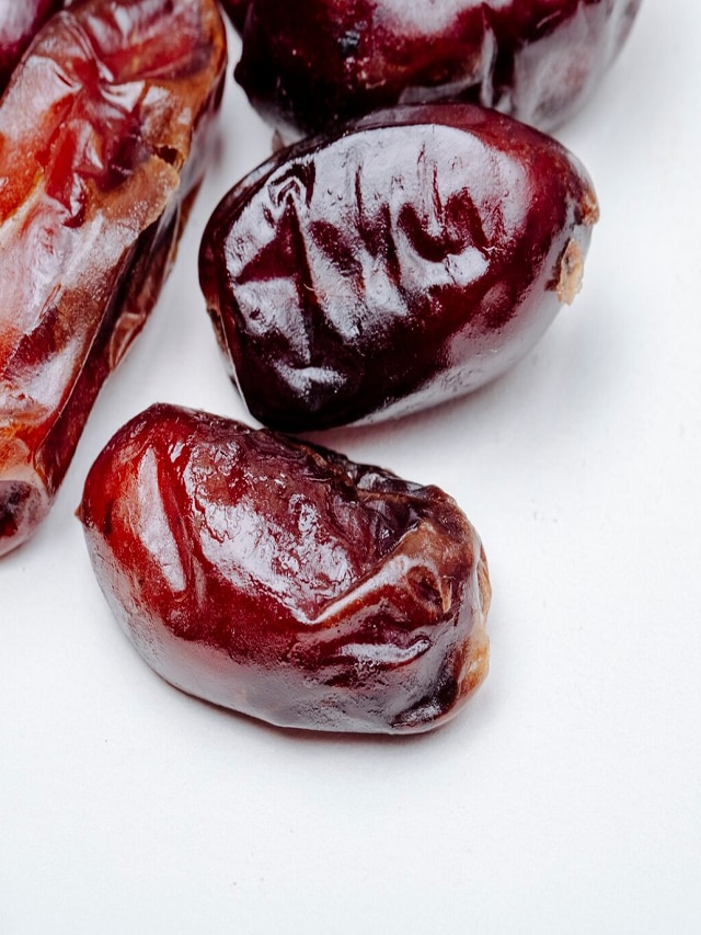 Right time to eat dates, how to eat date, khajoor eating benefits, how to eat dates,  benefits of eating dates, dates nutrients chart, how to eat dates, right way to wat dates, खजूर, खजूर खाण्याचे फायदे, मराठी बातम्या 