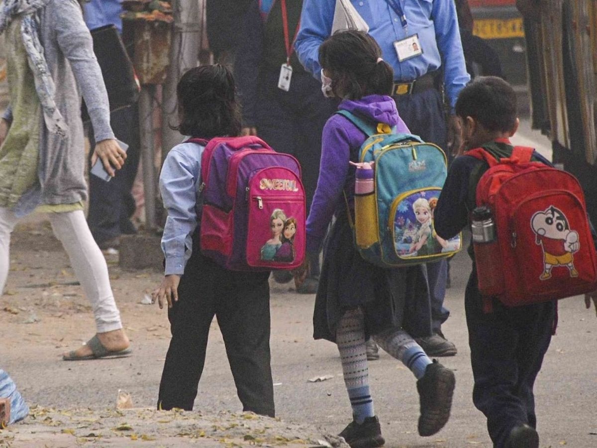 चक्क शाळेच्या विद्यार्थ्यांना Smoking Break! अजब नियम ऐकून तुम्हालाही बसेल धक्का; कारण आणखी विचित्र title=