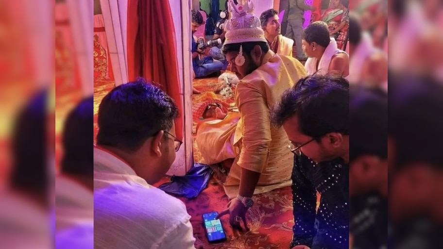 अरेरे! हद्दच झाली भर मंडपात लग्न सोडून नवरा मुलगा मित्रांसोबत खेळतोय लुडो! PHOTO VIRAL 