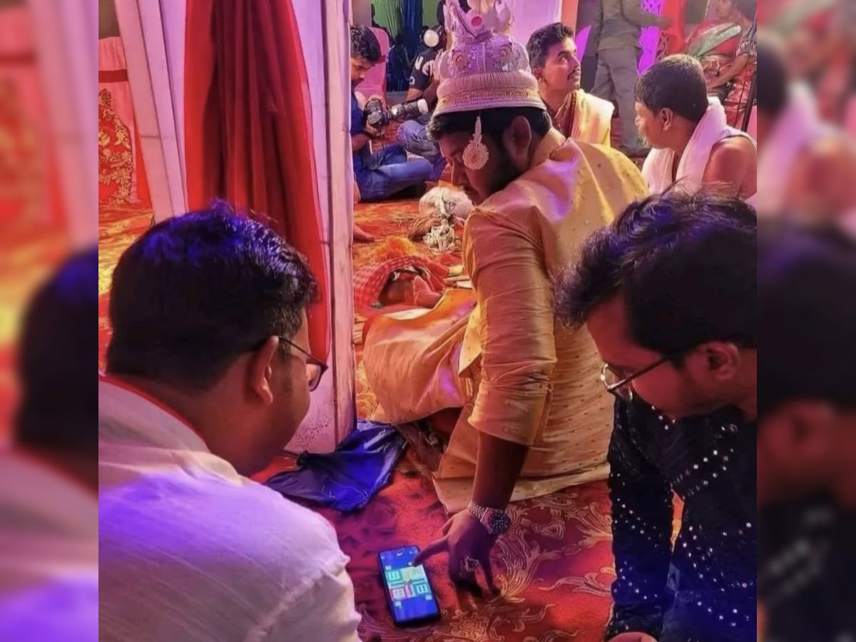 अरेरे! हद्दच झाली भर मंडपात लग्न सोडून नवरा मुलगा मित्रांसोबत खेळतोय लुडो! PHOTO VIRAL अरेरे! हद्दच झाली भर मंडपात लग्न सोडून नवरा मुलगा मित्रांसोबत खेळतोय लुडो! PHOTO VIRAL