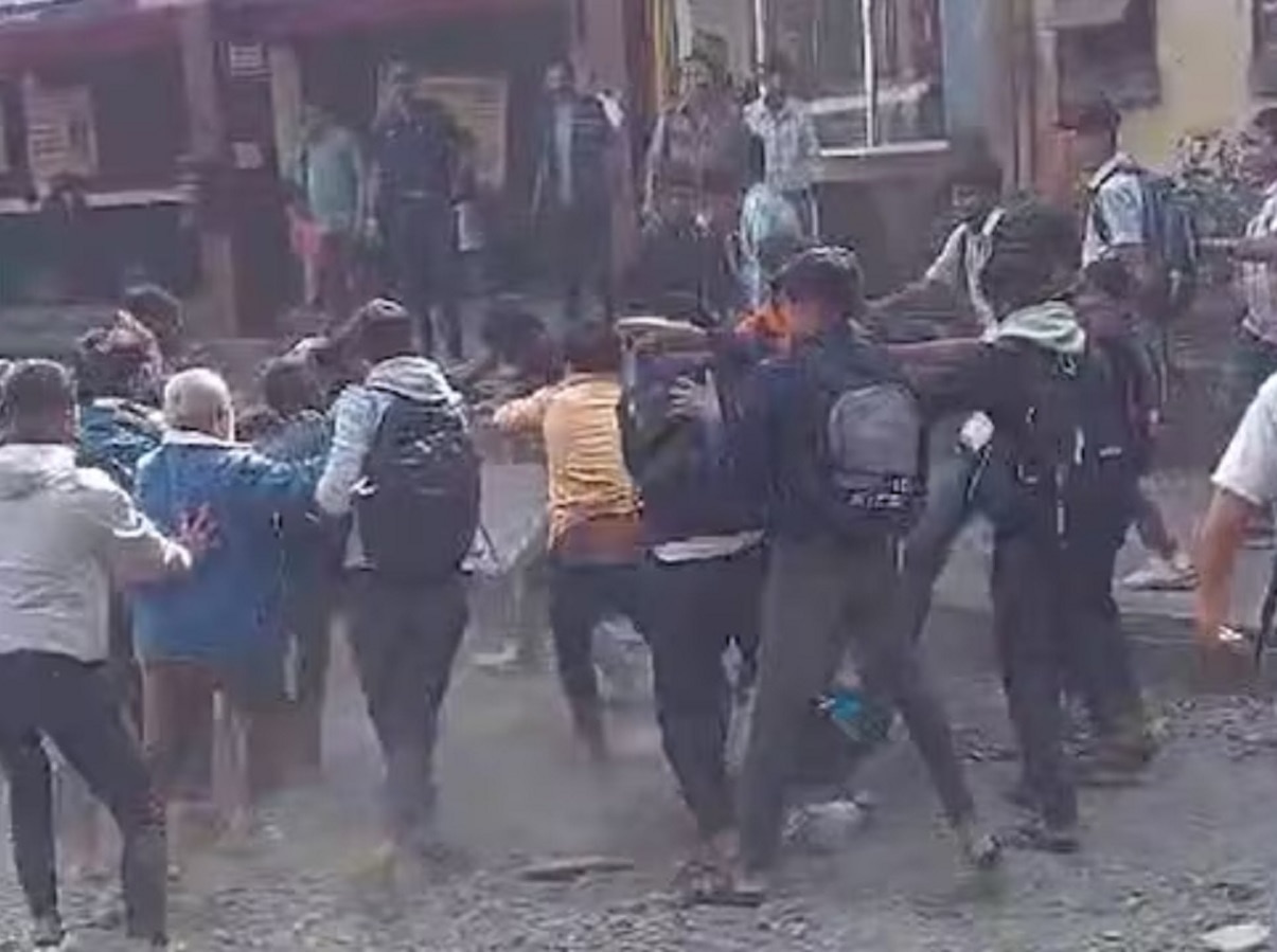 महाराष्ट्र आहे की बिहार! लोणावळ्यात विद्यार्थ्यांमध्ये तुफान हाणामारी, कपडे फाटेपर्यंत एकमेकांना मारलं