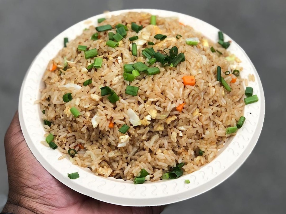 Egg Fried Rice Recipe: घरच्या घरीच बनवा स्ट्रीट स्टाईल एग फ्राइड राईस, नोट करा सोपी रेसिपी  title=