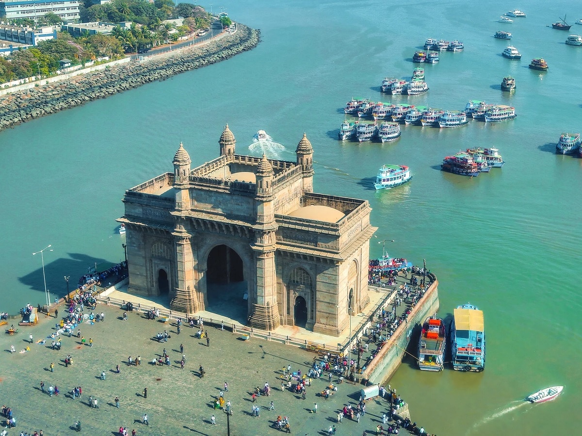 गेटवे ऑफ इंडियाला 100 वर्ष पूर्ण! कमानी मुस्लिम शैलीच्या तर सजावट हिंदू शैलीनुसार, बांधकामाचा इंटरेस्टिंग इतिहास   title=