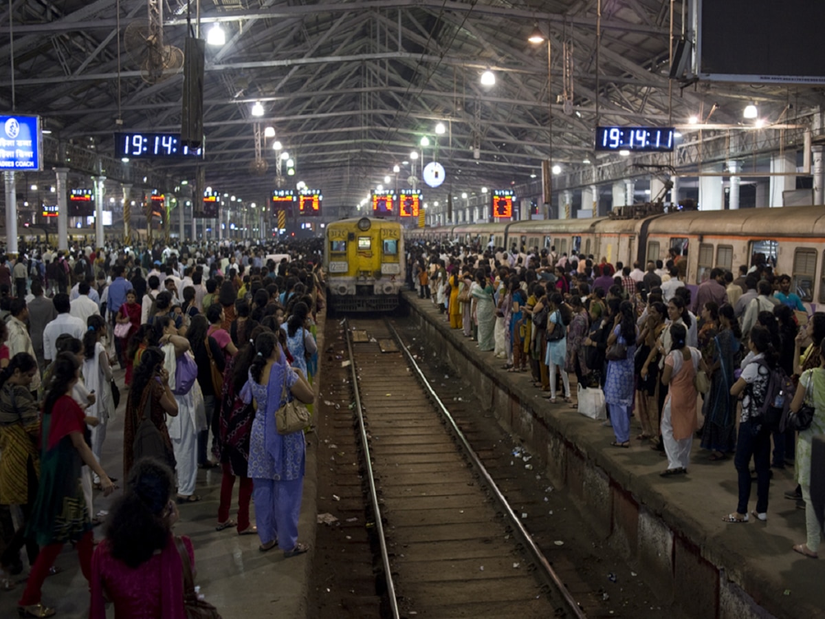 बोंबाबोंब! रविवारी Mumbai Local च्या तिन्ही मार्गांवर मेगाब्लॉक; पाहा वेळापत्रकातील बदल  title=