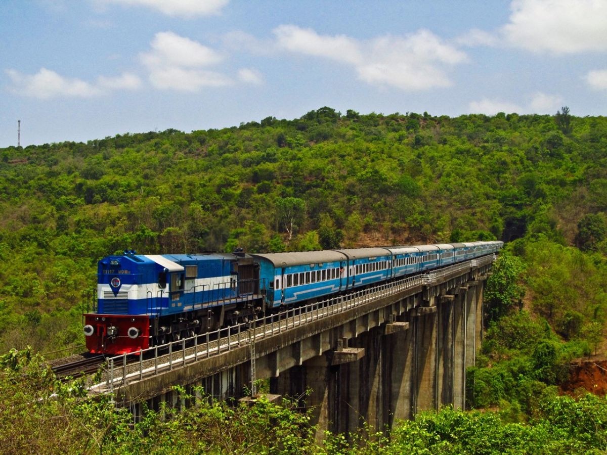 नाताळ व नववर्षासाठी कोकणात जायचा प्लान आखताय? कोकण रेल्वेने केली मोठी घोषणा title=