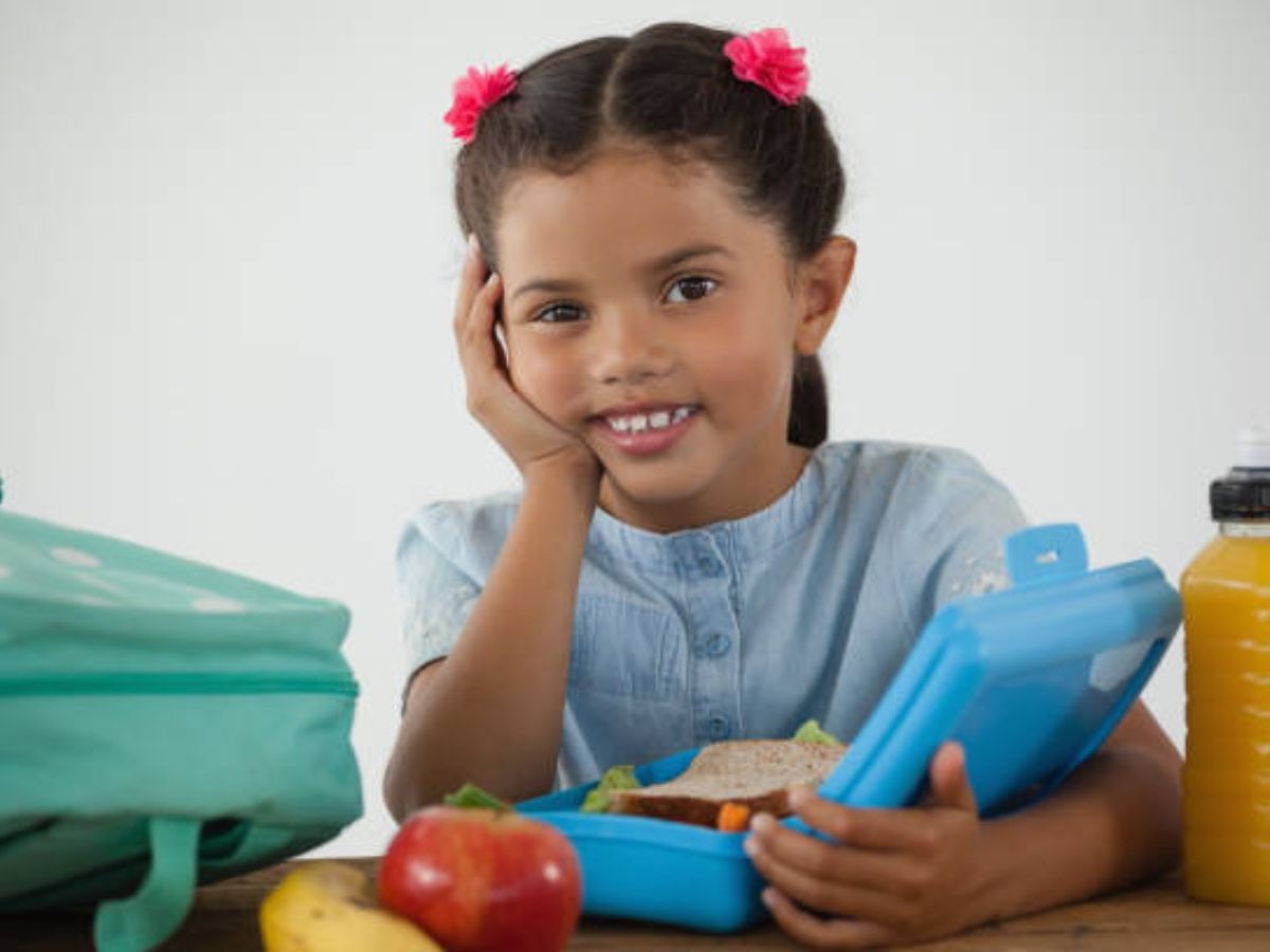 Kids Breakfast : शाळेत जाणाऱ्या मुलांसाठी 5 हेल्दी ब्रेकफास्ट; घरी येईपर्यंत राहील एनर्जी  title=