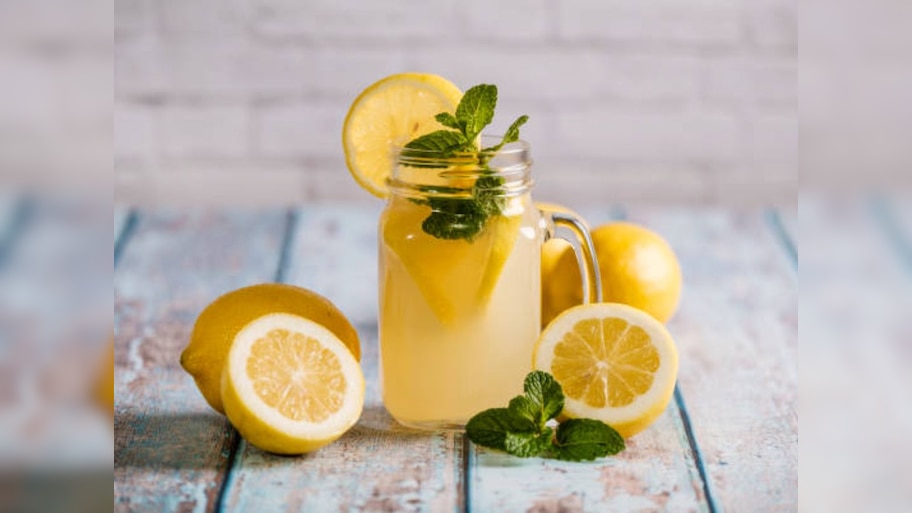 थंडीतही लिंबू पाणी पिण्याचे फायदे; सेवन करणे किती फायदेशीर; Lemon Juice ...