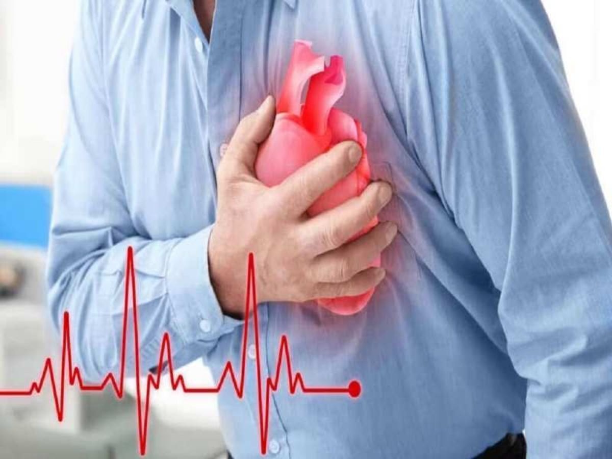 शरीरात 'हे' बदल दिसू लागताच लगेच डॉक्टरांकडे जा, असू शकतात Heart Attack चे संकेत title=