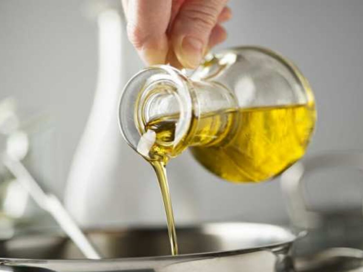 Cooking Oil : स्वयंपाकात वापरण्यात येणाऱ्या 'या' तेलामुळे तरुणांमध्ये वाढतोय कोलन कॅन्सरचा धोका! Cooking Oil : स्वयंपाकात वापरण्यात येणाऱ्या 'या' तेलामुळे तरुणांमध्ये वाढतोय कोलन कॅन्सरचा धोका!