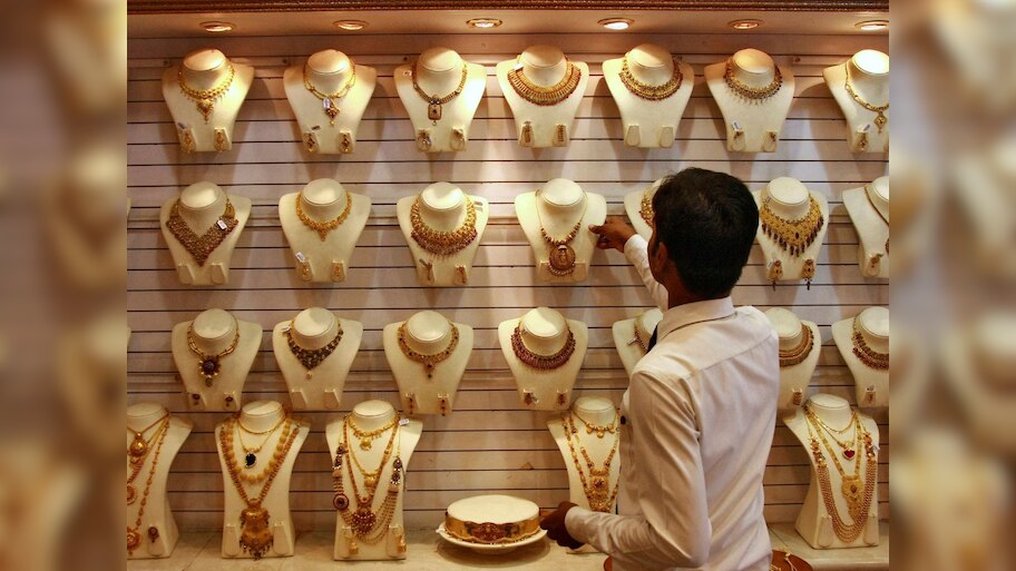 दागिने खरेदीची सुवर्णसंधी, आज स्वस्त झाले सोन्याचे दर; वाचा एक तोळ्याचा भाव