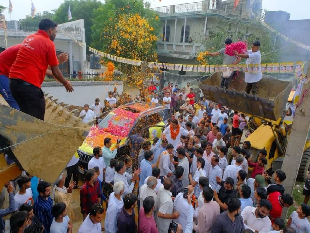 राजकीय नेत्यांवर जेसीबीतून फुलं उधळण्यावर निर्बंध येणार?