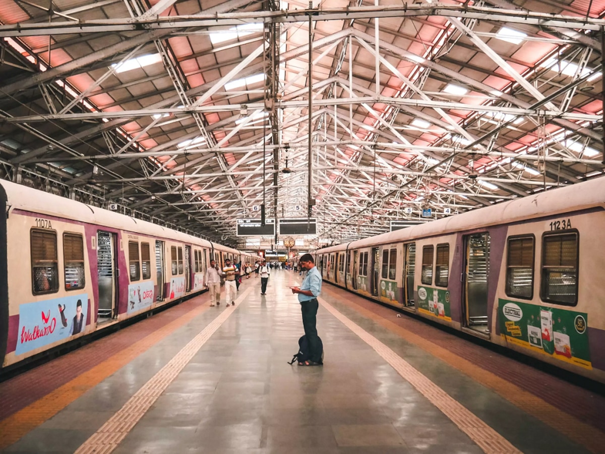 रविवारी Mumbai Local च्या तिन्ही मार्गांवर मेगा ब्लॉक; घराबाहेर पडण्याआधी वाचा A to Z माहिती  title=