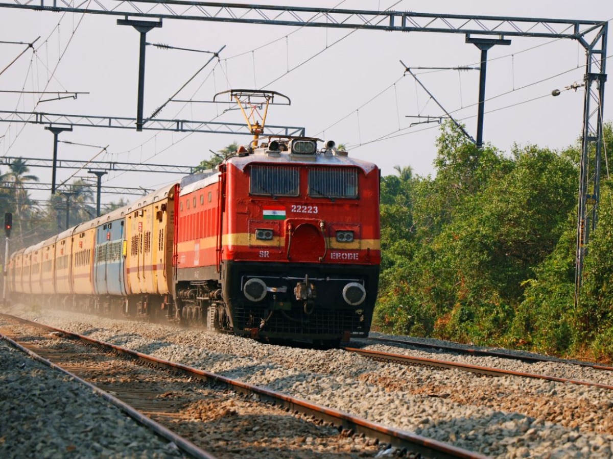 Indian Railway important Rules of loud noise middle berth and luggage