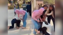 VIDEO : कॉलेजच्या परिसरात मुलींमध्ये जोरदार हाणामारी, सोशल मीडियावर व्हिडीओ व्हायरल 
