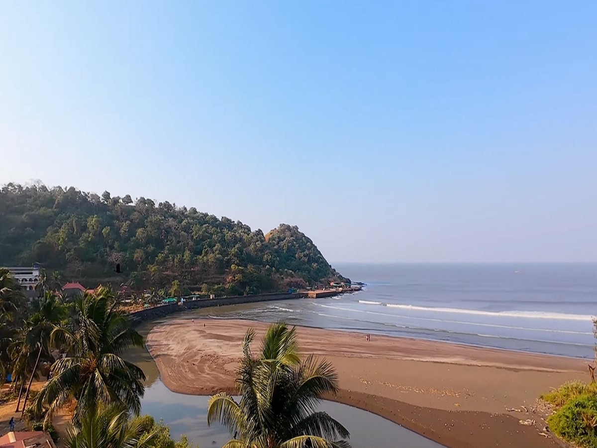  महाराष्ट्राची देवभूमी! दोन्ही बाजूला पाण्याने पाण्याने वेढलेले कोकणातील चमत्कारिक मंदिर कधीच संकटात सापडत नाही  title=