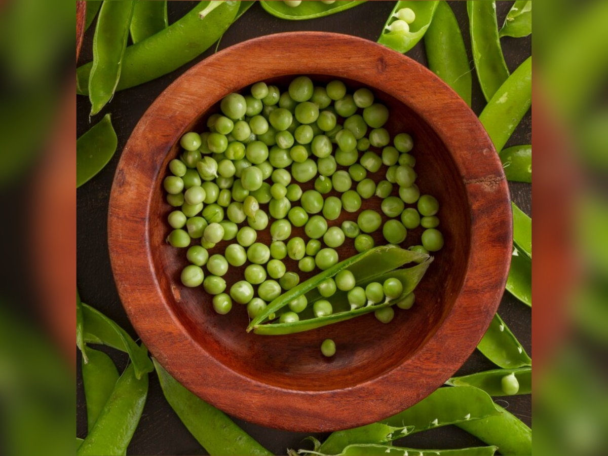 Tricks To Peel Green Peas: मटार सोलायला त्रास होतोय? 'या' ट्रिक्सने काम होईल झटपट  title=