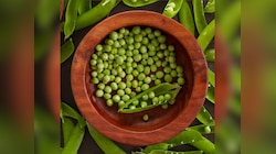 Tricks To Peel Green Peas: मटार सोलायला त्रास होतोय? 'या' ट्रिक्सने काम होईल झटपट 