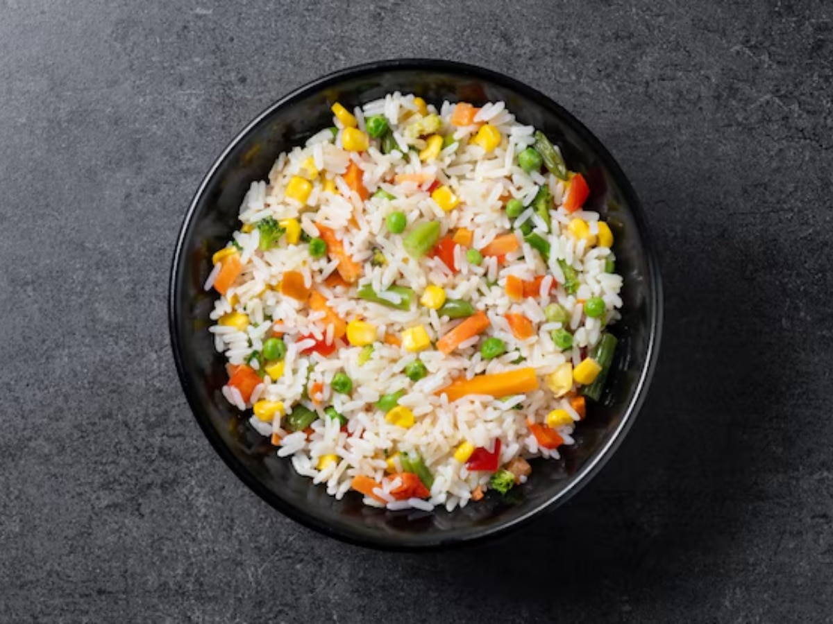 Fried Rice Recipe: रात्रीचा भात उरलाय? त्यापासून बनवा रेस्टॉरंट स्टाईल फ्राईड राईस, जाणून घ्या सोपी रेसिपी    title=