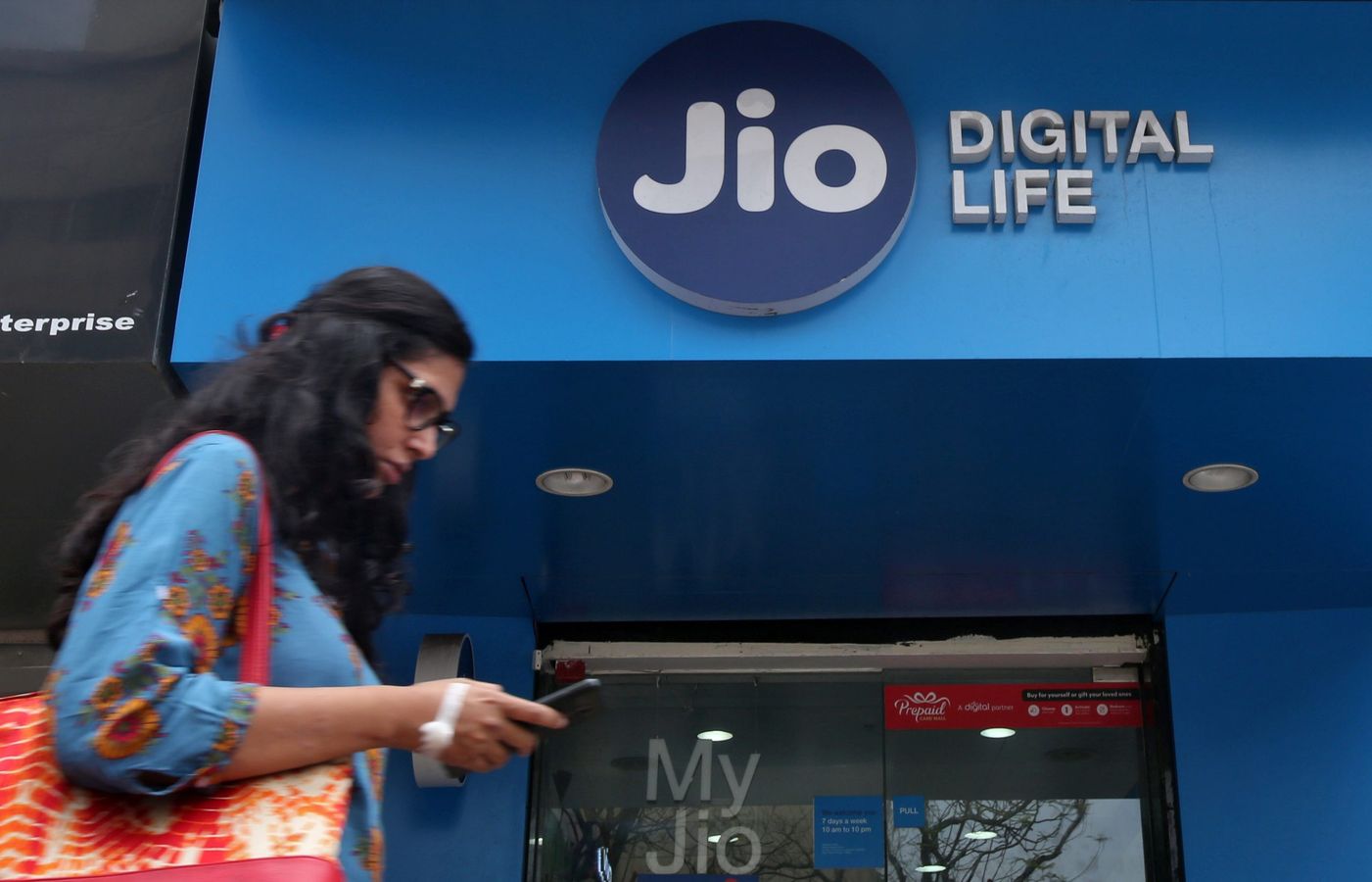 Jio Launches most Affordable Plan 49 competition with Airtel VI rupees Tech Marathi news