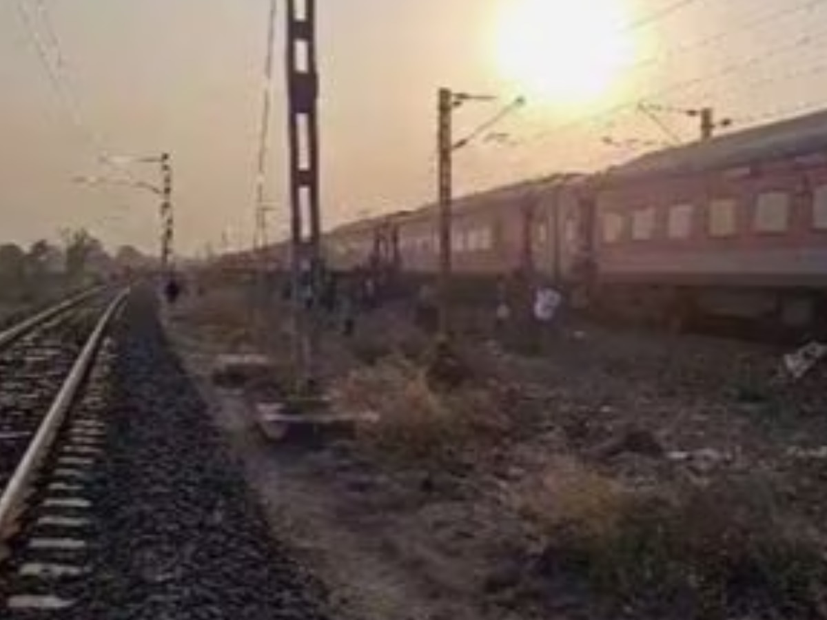 Jalgaon Pushpak Express train incident Photos Indian Railways Accident