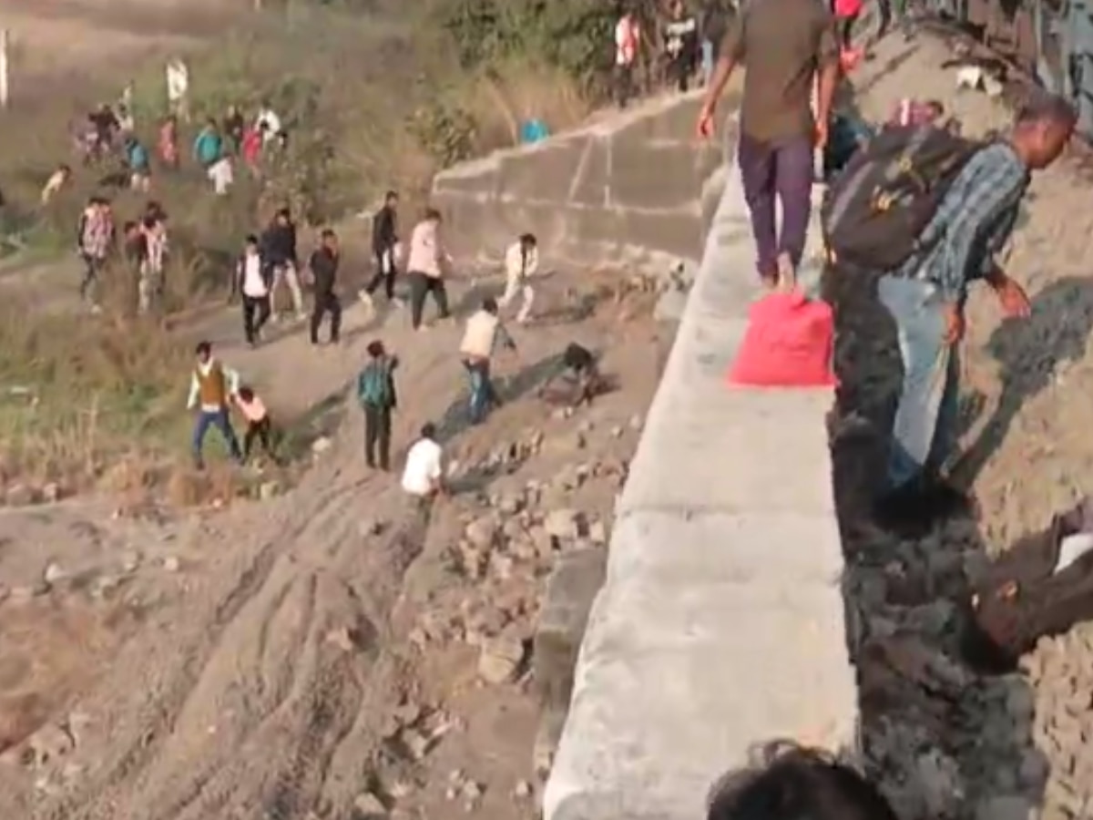 Jalgaon Pushpak Express train incident Photos Indian Railways Accident