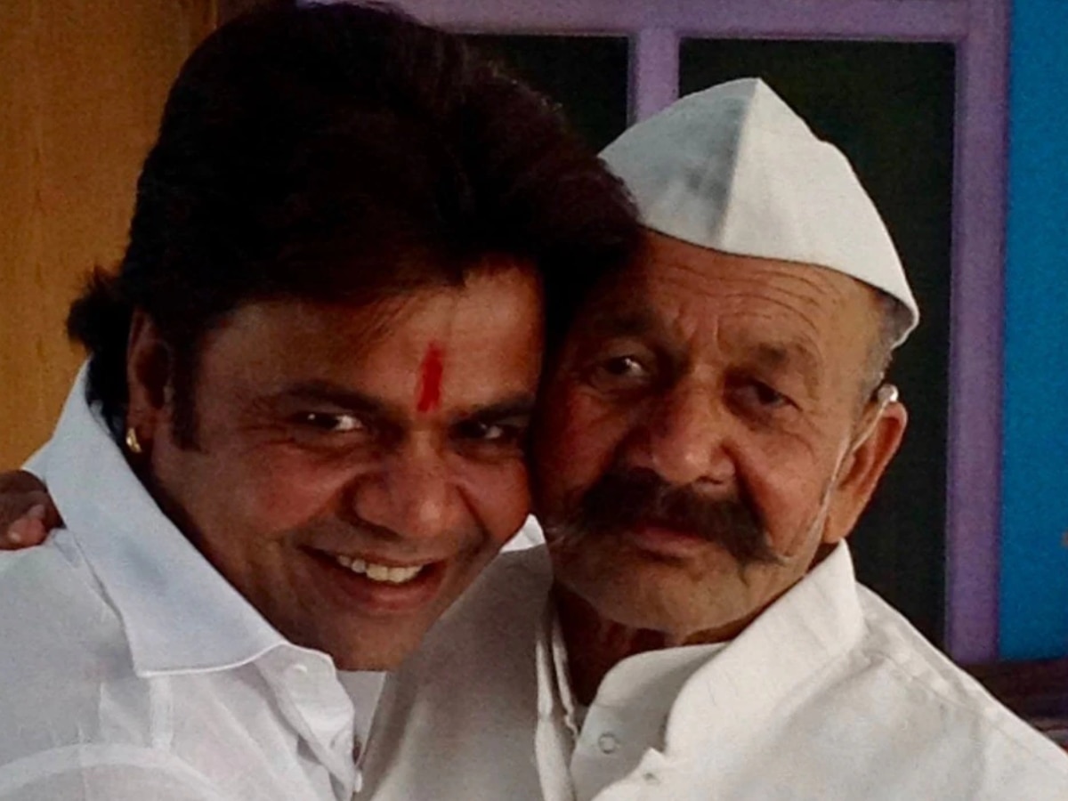 Rajpal Yadav Father Death: राजपाल यादववर कोसळला दु: खाचा डोंगर, जवळच्या व्यक्तीचे निधन title=