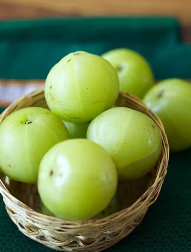 आवळ्यासोबत &#039;हे&#039; दोन पदार्थ खाण्याची चूक कधीच करु नका; जाणून द्या दुष्परिणाम