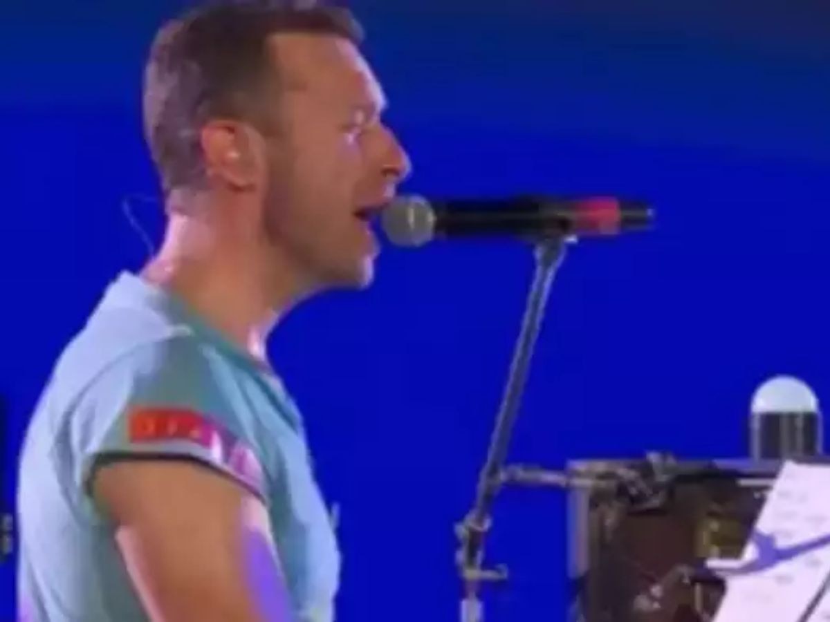 Coldplay Concert : ...अन् क्रिस मार्टिननं हजारोंच्या गर्दीसमोर गायलं 'वंदे मातरम', 'मां तुझे सलाम'; पाहा Video title=