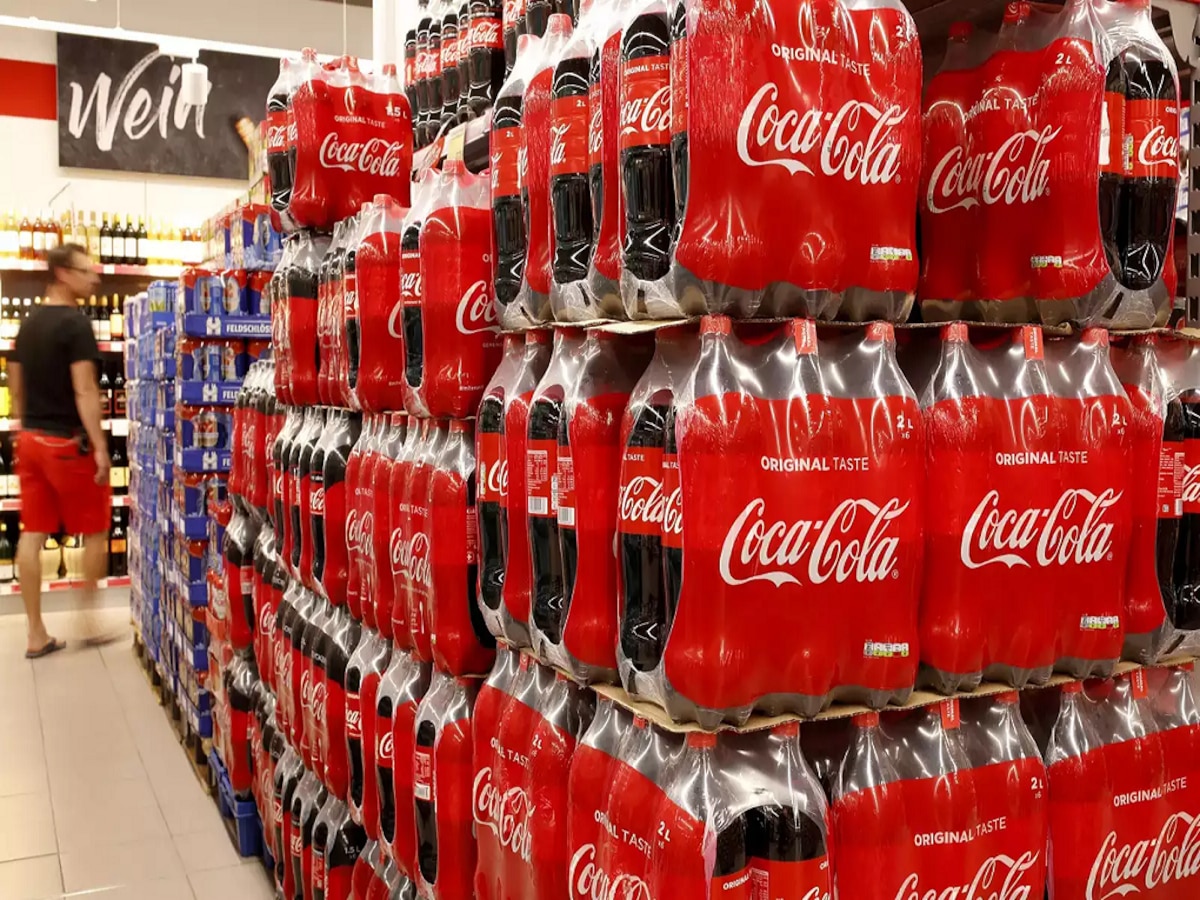 Coca Cola मध्ये विषारी घटक? कंपनीनं तडकाफडकी परत मागवल्या सर्व Bottles title=