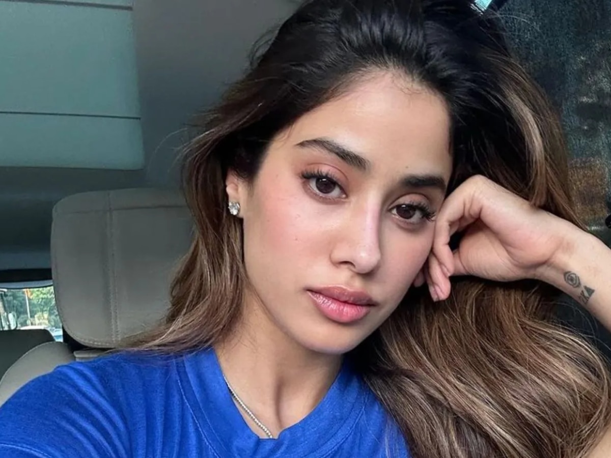 jhanvi kapoor caught with a boy in bedroom Entertainment Marathi News