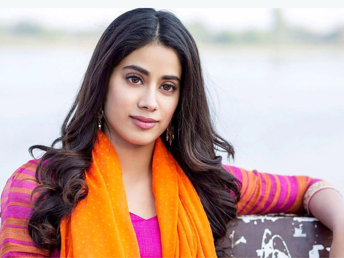 jhanvi kapoor caught with a boy in bedroom Entertainment Marathi News