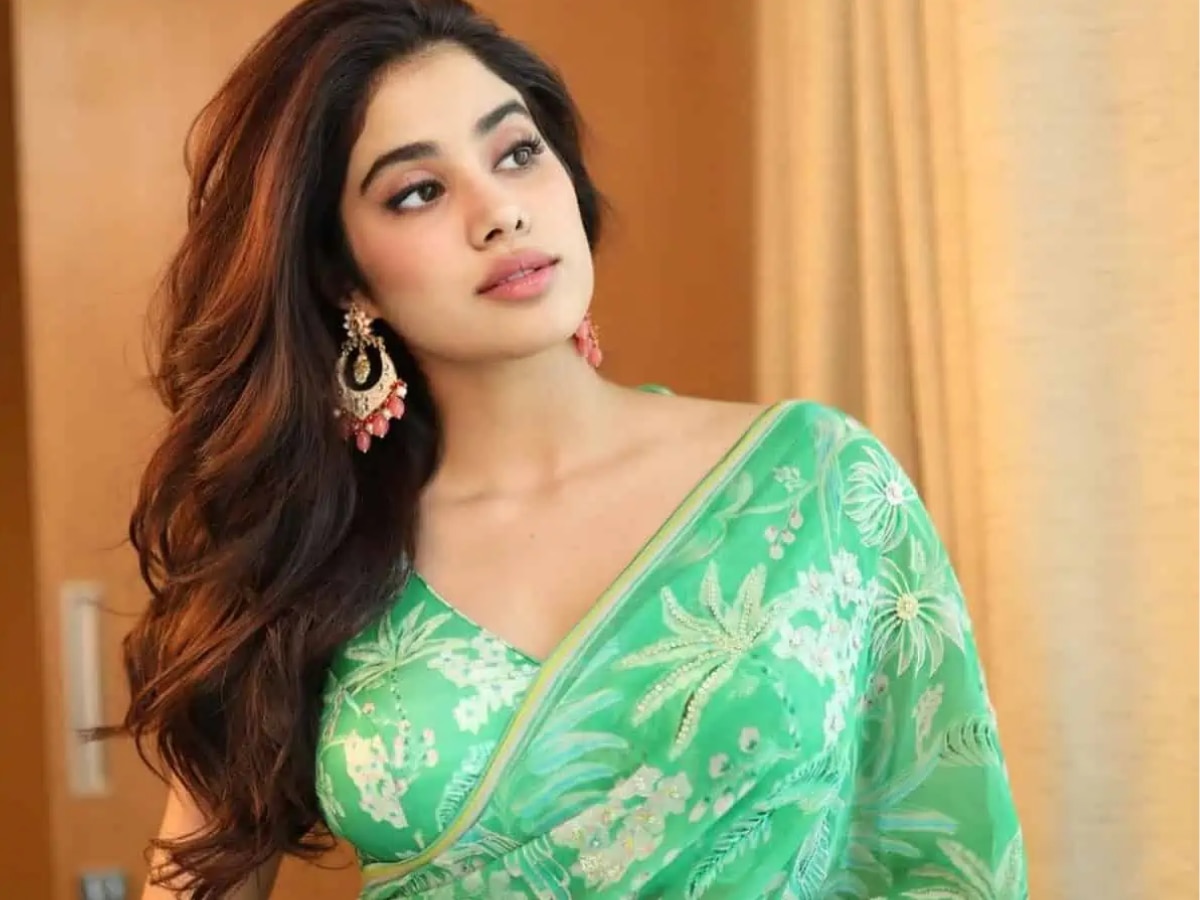 jhanvi kapoor caught with a boy in bedroom Entertainment Marathi News