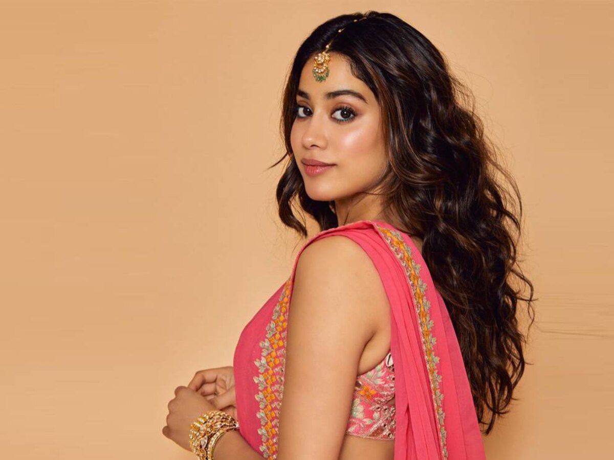 jhanvi kapoor caught with a boy in bedroom Entertainment Marathi News