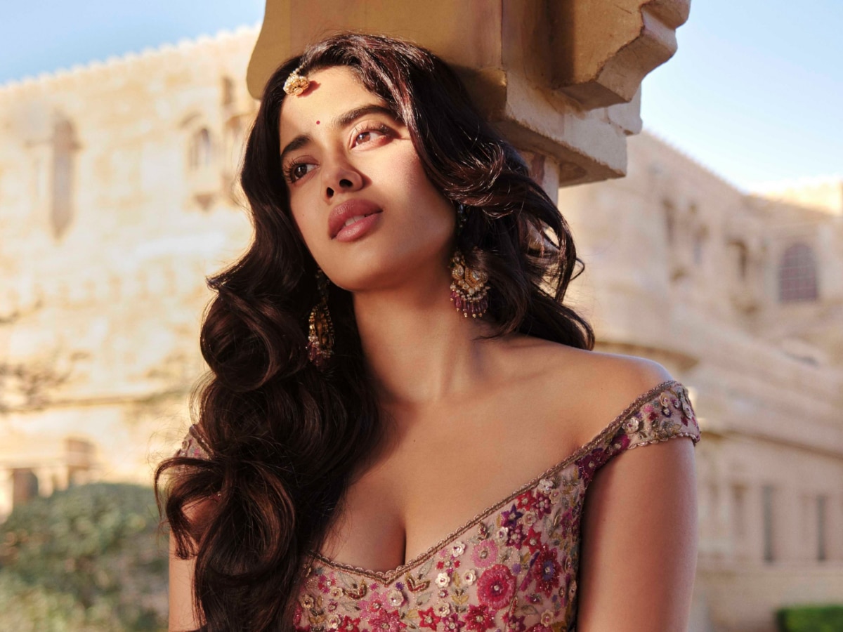 jhanvi kapoor caught with a boy in bedroom Entertainment Marathi News