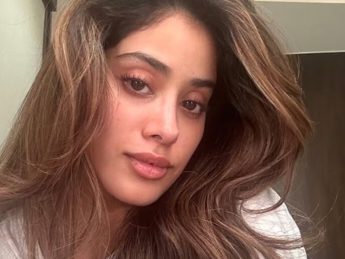 jhanvi kapoor caught with a boy in bedroom Entertainment Marathi News