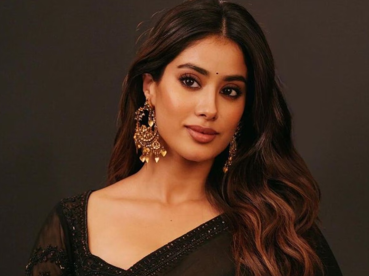 jhanvi kapoor caught with a boy in bedroom Entertainment Marathi News