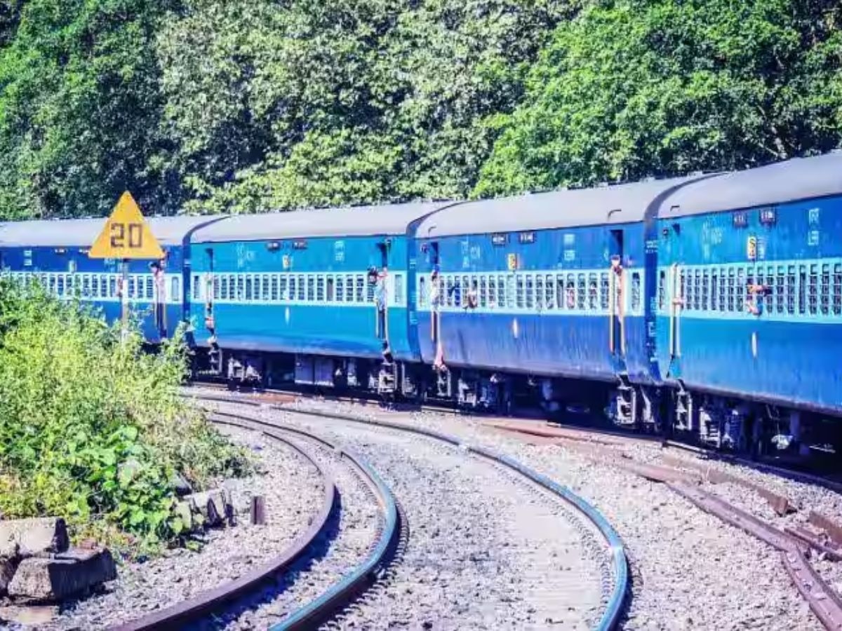 Indian Railway: 1 किमी रेल्वे रुळ टाकण्यासाठी किती येतो खर्च? तुम्ही विचारही नाही करु शकणार! title=