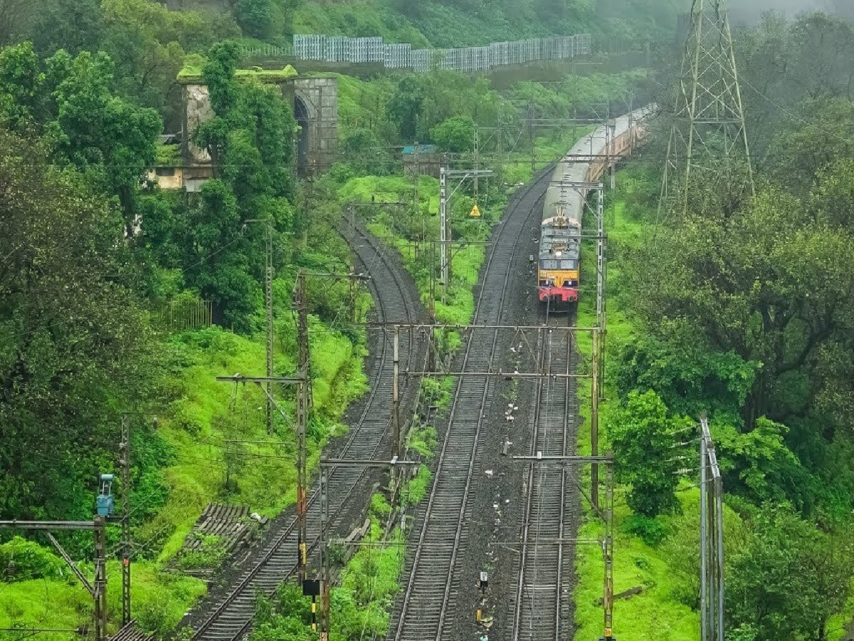 मलेशियापेक्षा लांब रेल्वे मार्ग आपल्या महाराष्ट्रात; 2105 KM चे नवे रेल्वे मार्ग title=