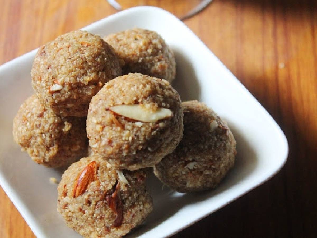 उरलेल्या पोळ्यांपासून बनवा हेल्दी पोळी आणि ओट्स लाडू; आरोग्यासाठी पौष्टीक आणि चवीला टेस्टी उरलेल्या पोळ्यांपासून बनवा हेल्दी पोळी आणि ओट्स लाडू; आरोग्यासाठी पौष्टीक आणि चवीला टेस्टी